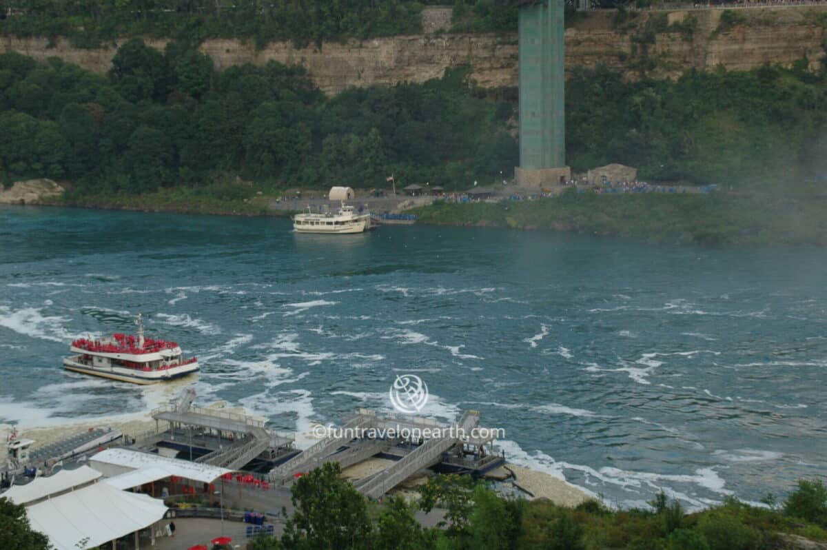 手前Hornblower Niagara Cruises、奥Maid of the Mist Boat Tour