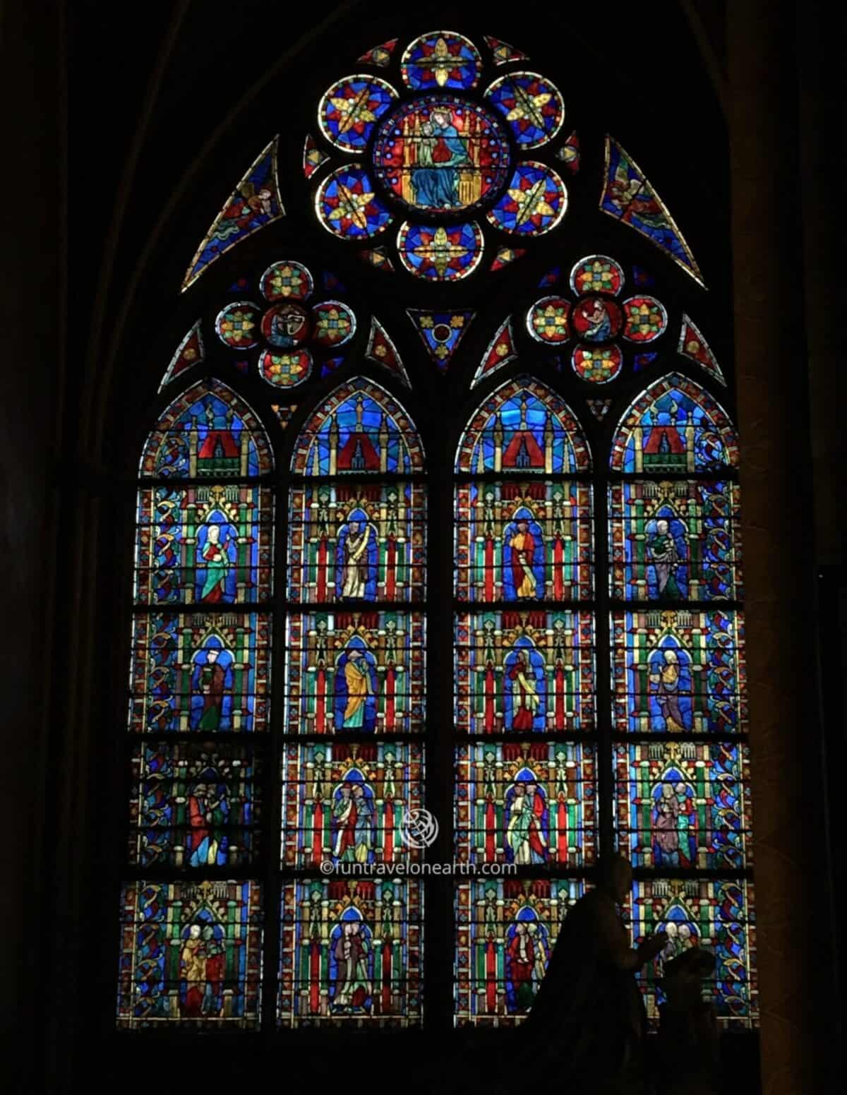 「VITRAIL DES PROPHÈTES ET SIBYLLES ANNONÇANT LA VENUE D’UN RÈGNE NOUVEAU」, Cathédrale Notre-Dame de Paris