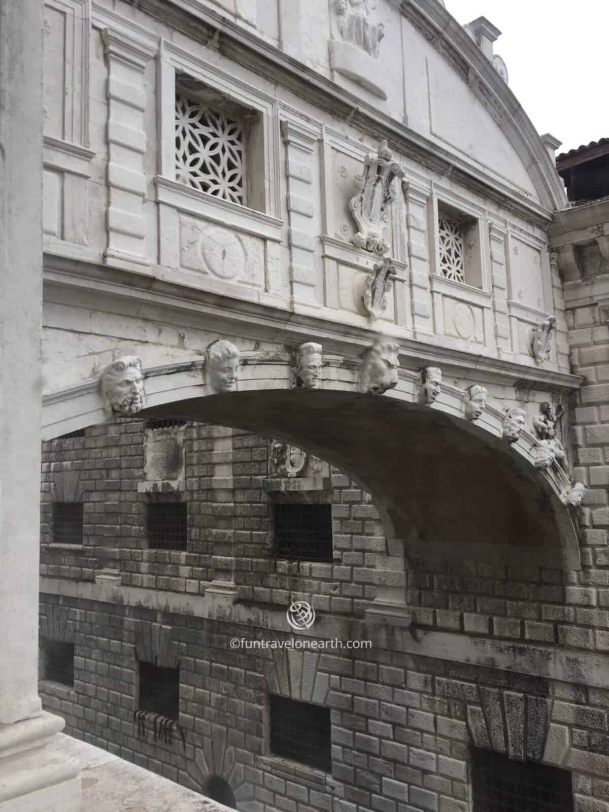 Bridge of Sighs , Doge's Palaceから眺める