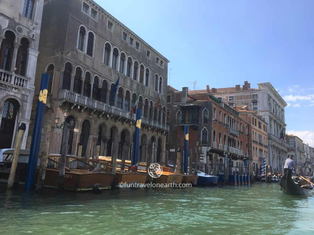 Ca' Farsetti , Gondola,Venezia