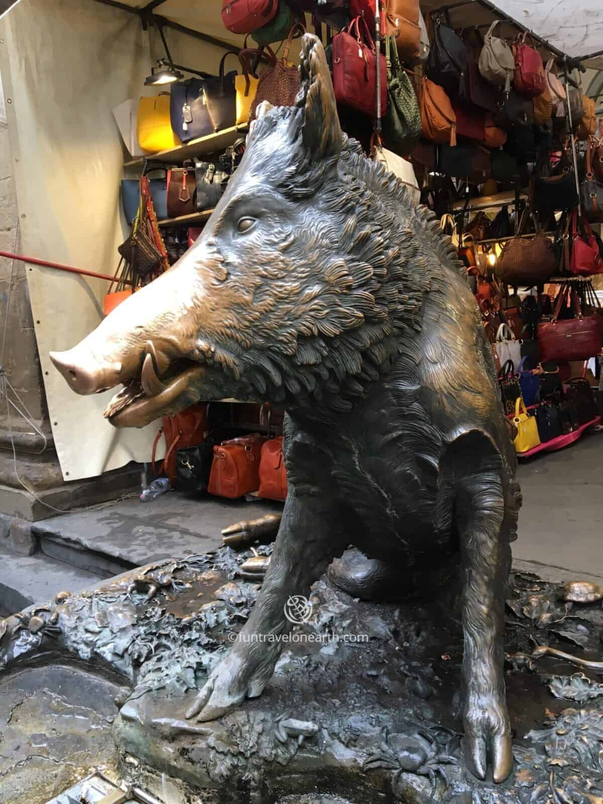 幸運をもたらすイノシシ像　Fontana  del Porcellino , Firenze