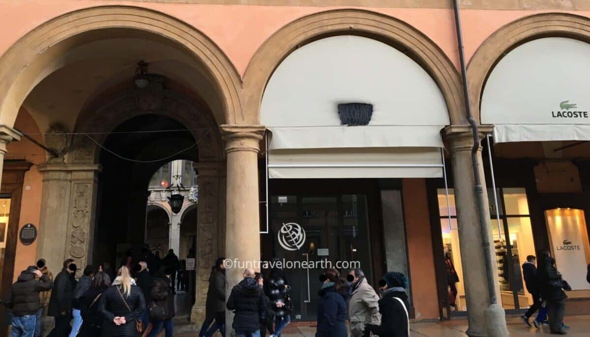 Archiginnasio di Bologna , entrance