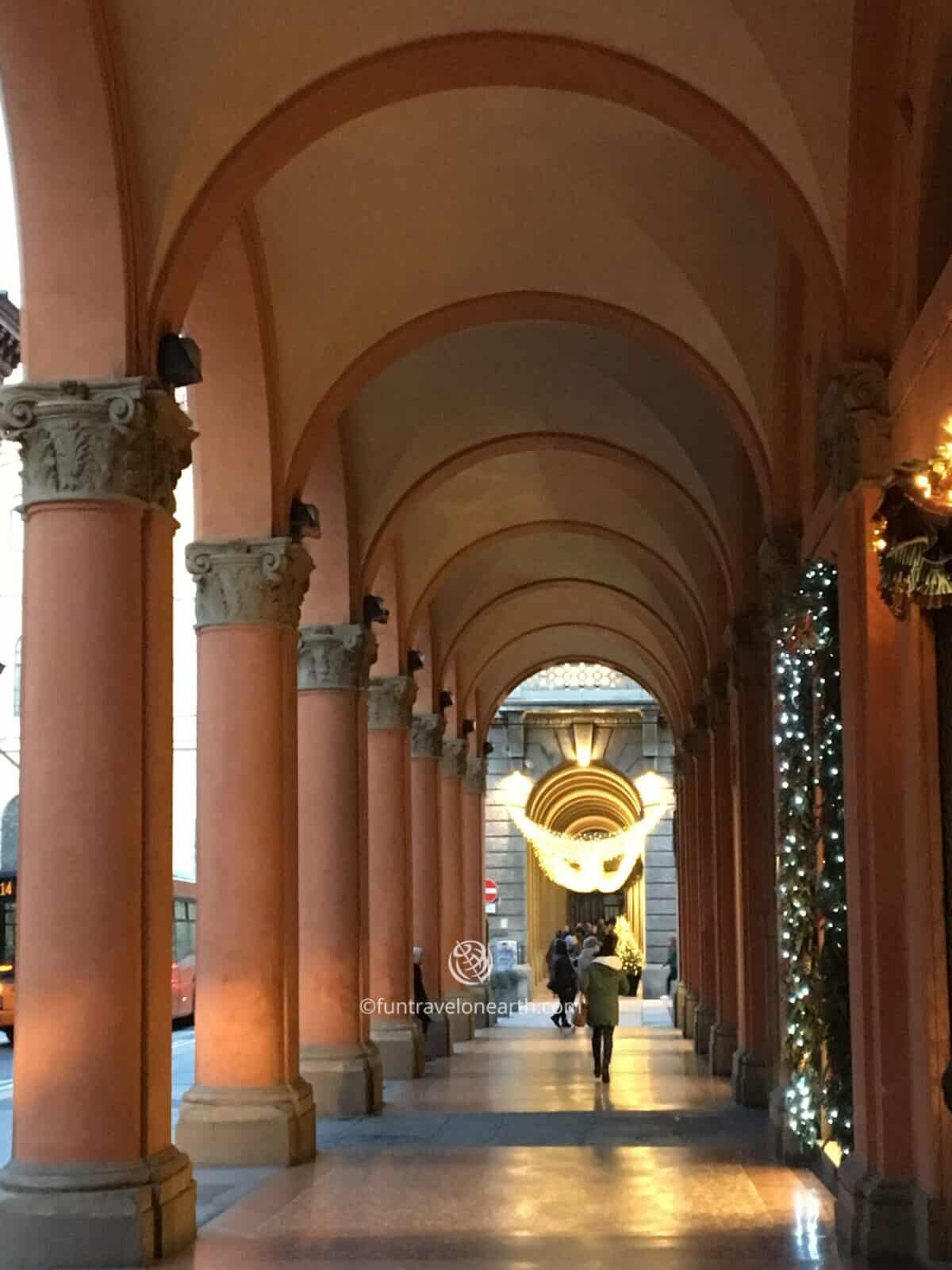 Portico（ポルティコ）と呼ばれる柱列ポーチ , Bologna