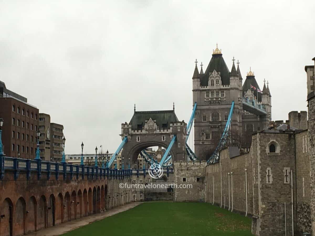 Tower Bridge , London