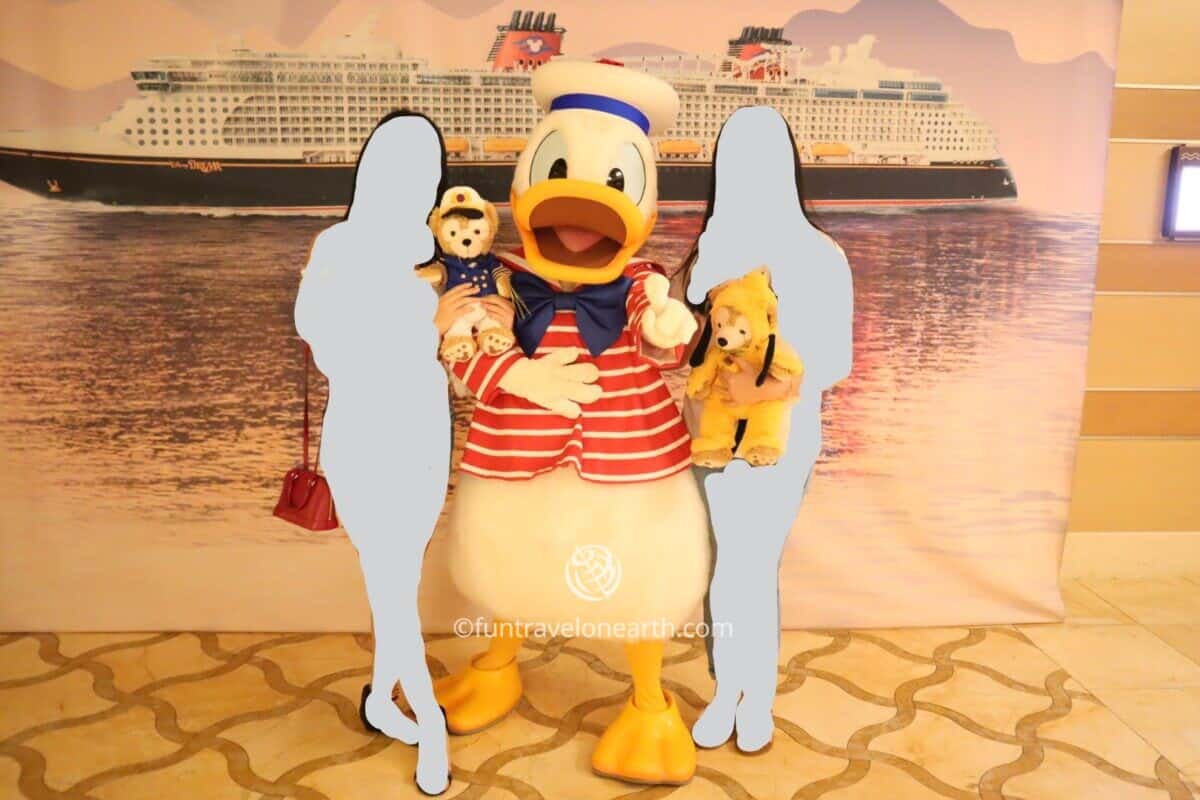 Character greetings, Disney Dream, Disney CRUISE LINE