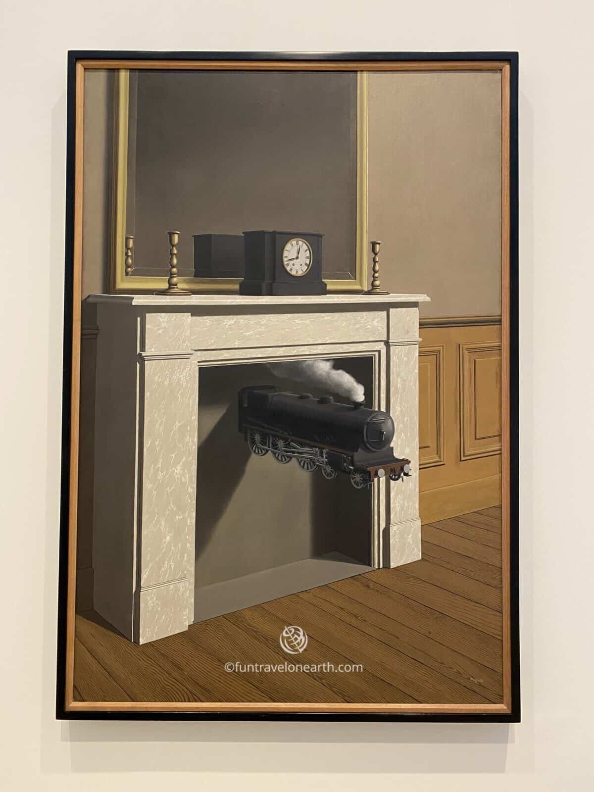 René Magritte "Time Transfixed(La durée poignardé)" ,The Art Institute of Chicago