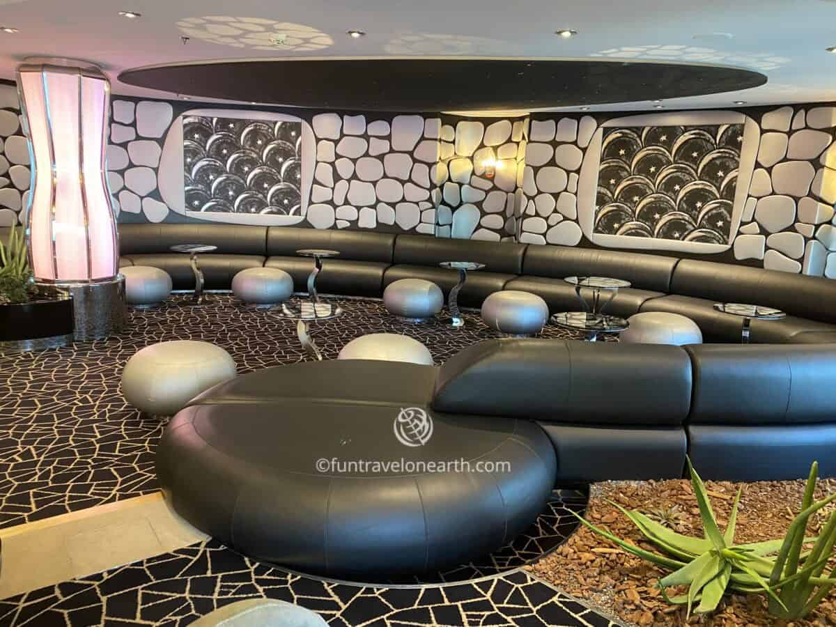 Black and White Lounge, MSC DIVINA
