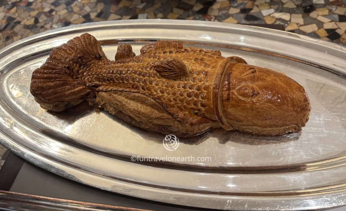 Loup en croûte, Restaurant Paul Bocuse, Lyon, France
