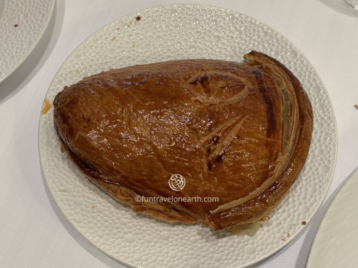 Loup en croûte, Restaurant Paul Bocuse, Lyon, France