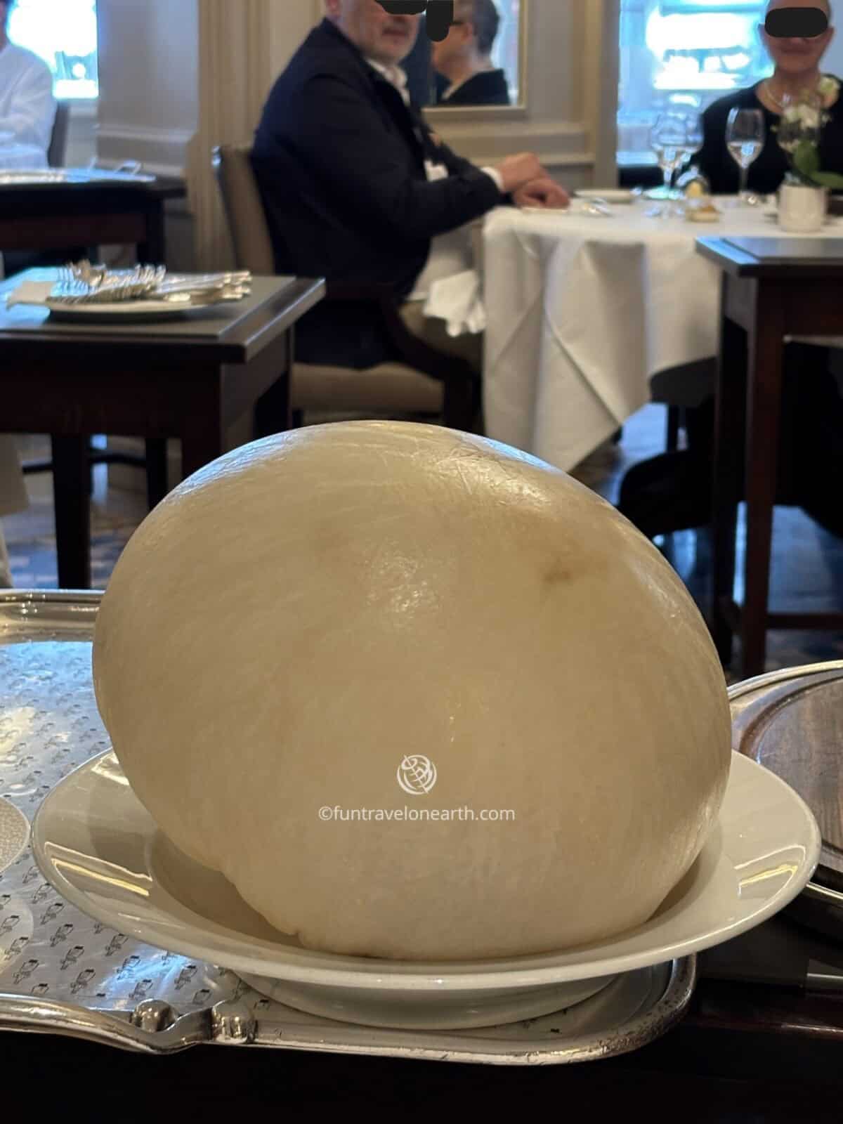 La Volaille de Bresse en vessie « Mère Fillioux », Restaurant Paul Bocuse, Lyon, France